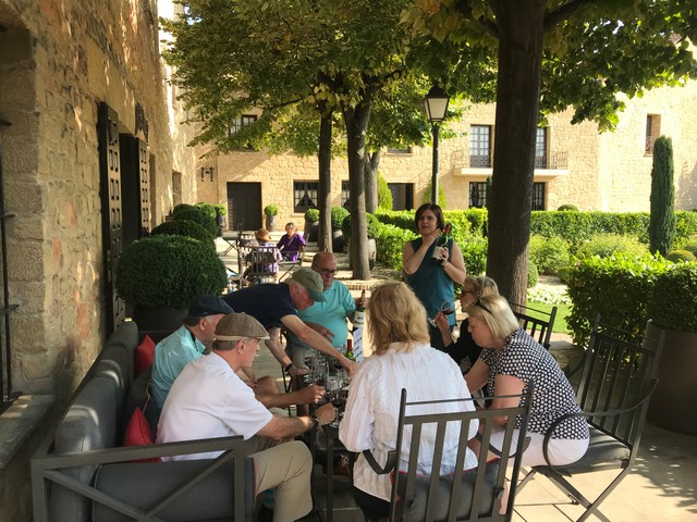 A group of customers tasting the powerful wines of Rioja Alta