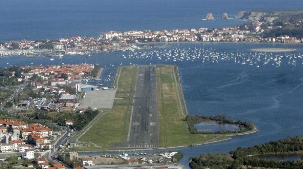 How to gt to San Sebastian by plne. Airport of San Sebastians runway.
